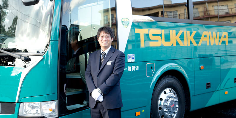 月川観光バスの車輌とスタッフ